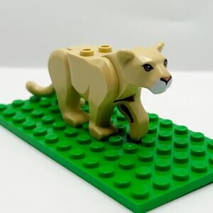 Lego Tan Mountain Large Lioness Lion with Bright Light Orange Eyes Authentic